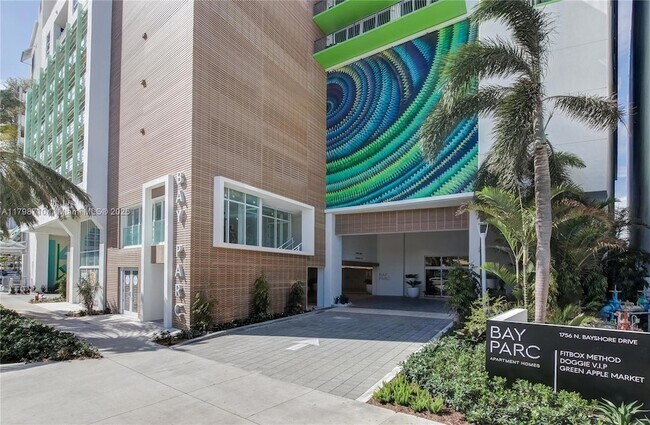 1756 N Bayshore Dr, Unit 39O in Miami, FL - Building Photo - Building Photo