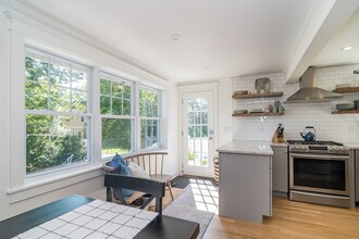 31B Oak St in Wellesley, MA - Building Photo - Building Photo