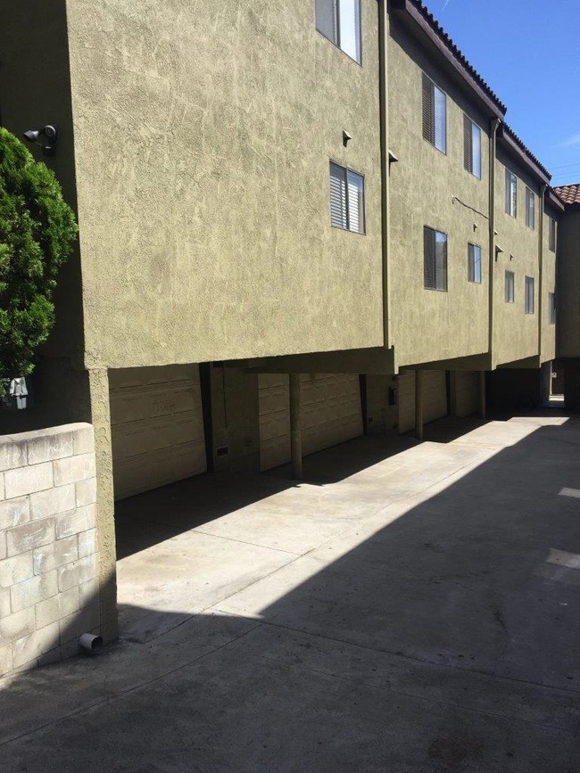 5306 S Huntington Dr in Los Angeles, CA - Building Photo - Building Photo