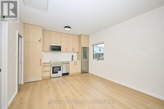 5361 Valley Wy in Niagara Falls, ON - Building Photo - Building Photo