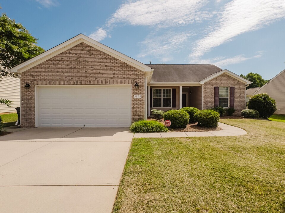 3835 Raintree Dr in Greensboro, NC - Building Photo
