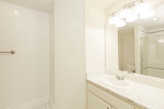 10355 Riverside Dr, Unit 406 in Toluca Lake, CA - Building Photo - Building Photo