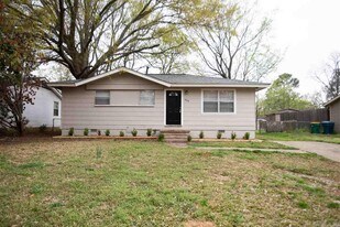 9110 Woodford Dr in Little Rock, AR - Building Photo