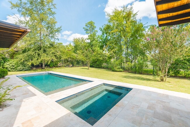 property at 14 N Player Manor Cir