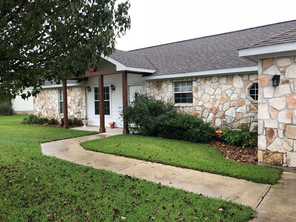 171 Glenvalley Cir in Bandera, TX - Building Photo