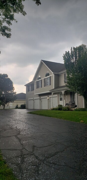 337 Sandhurst Ln in South Elgin, IL - Building Photo