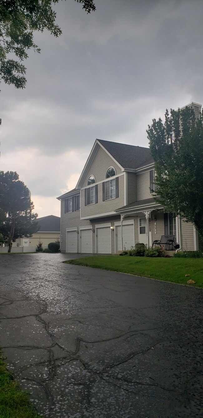 337 Sandhurst Ln