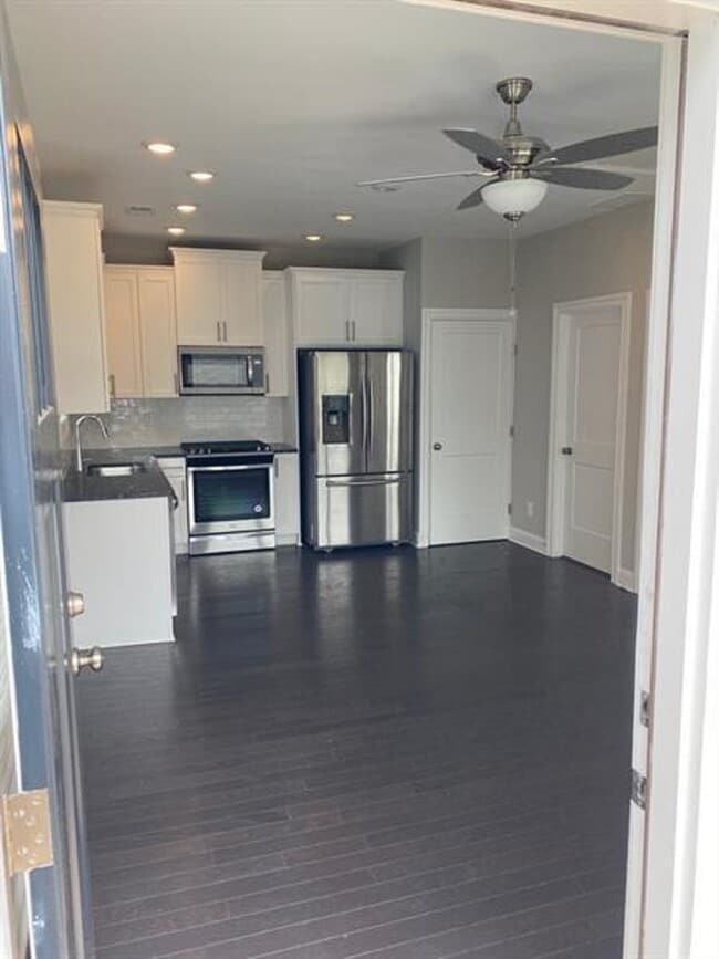 1747 Stone Hedge Dr NW, Unit Apt B in Atlanta, GA - Foto de edificio - Building Photo