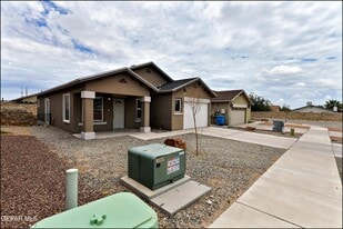 872 Colbert Shapleigh Pl in Socorro, TX - Building Photo