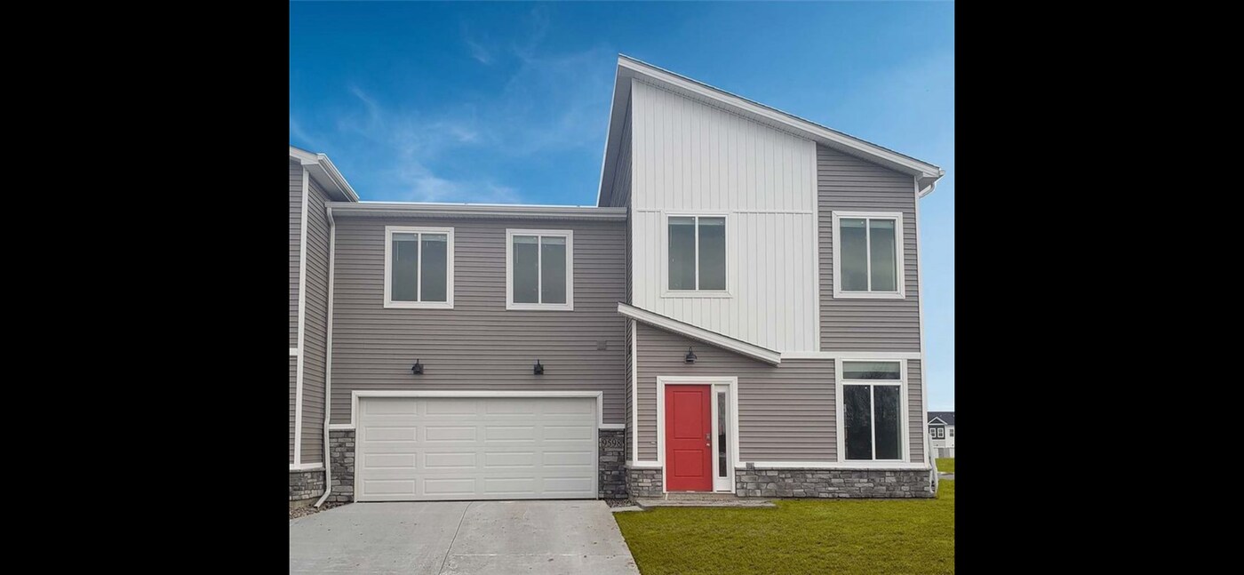 9585 Heightsview Dr in Waukee, IA - Building Photo