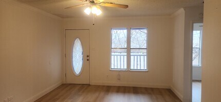 605 E Applegate Dr, Unit B in Austin, TX - Building Photo - Building Photo