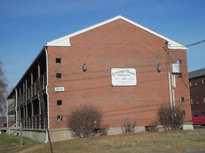 Carriage House Apartments in Feeding Hills, MA - Foto de edificio