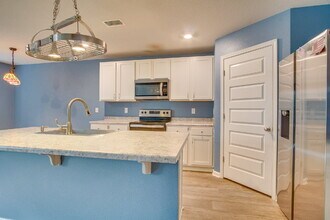 10589 Queens Gate Cir in Pensacola, FL - Foto de edificio - Building Photo