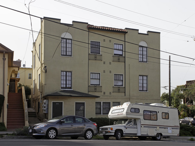 690 Montclair Ave in Oakland, CA - Building Photo - Building Photo