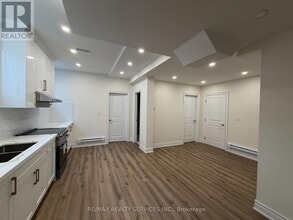 3461 Mosley Gate in Oakville, ON - Building Photo - Building Photo