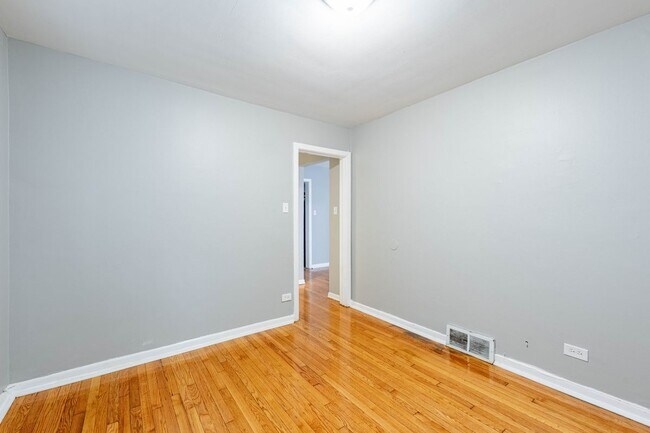 7637 S Essex Ave in Chicago, IL - Building Photo - Building Photo