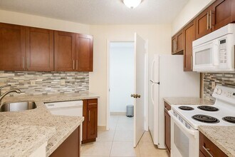 9999 Summerbreeze Dr, Unit 1007 in Sunrise, FL - Building Photo - Building Photo