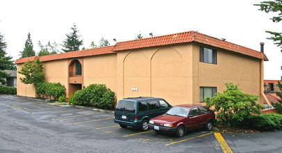 Oasis Condominium in Bellevue, WA - Building Photo - Building Photo