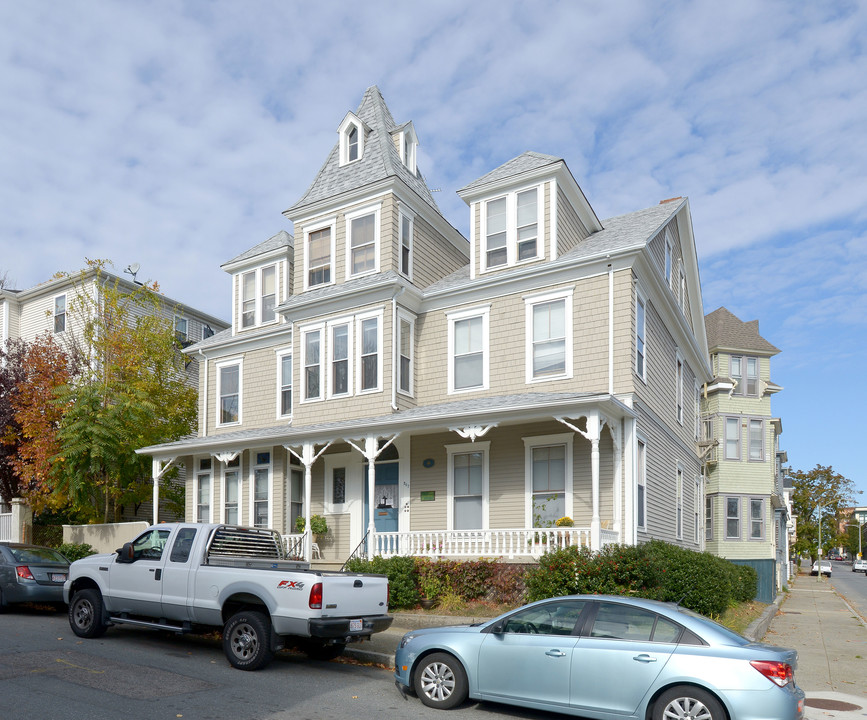 207 Walnut St in New Bedford, MA - Building Photo