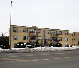 85 Kennedy Rd N in Brampton, ON - Building Photo - Building Photo