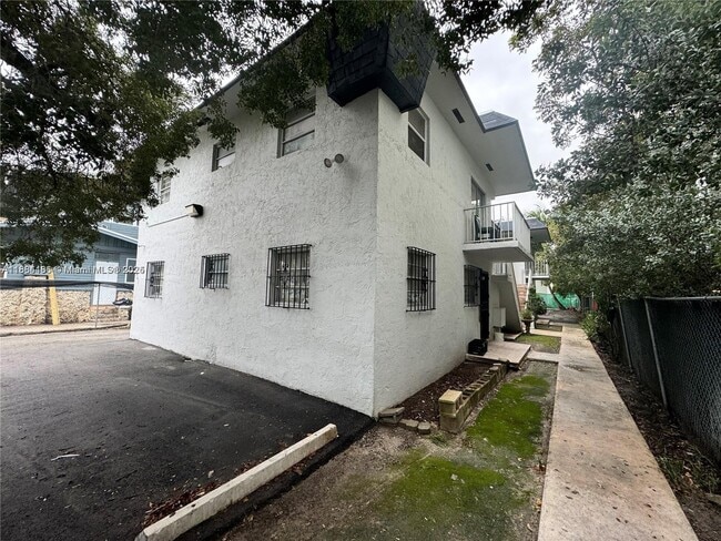 661 NW 1st St in Miami, FL - Building Photo - Building Photo