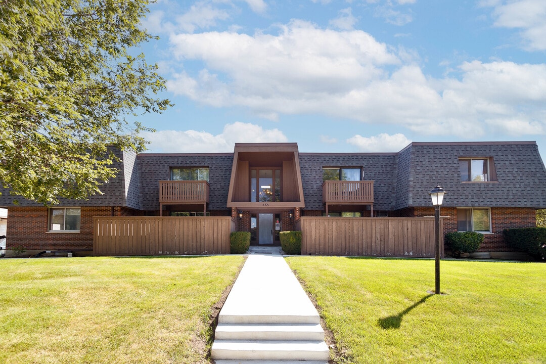 565 Carl Ave in Barrington, IL - Building Photo