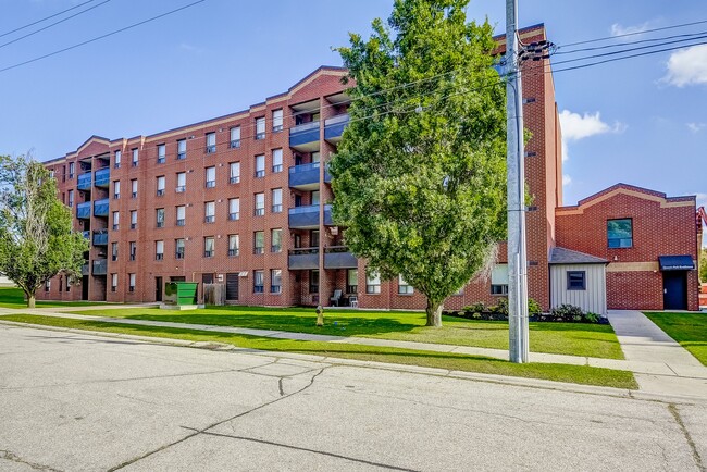 Queens Park Residences in Tillsonburg, ON - Building Photo - Building Photo