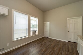 1445 Magnolia St-Unit -A in Beaumont, TX - Building Photo - Building Photo