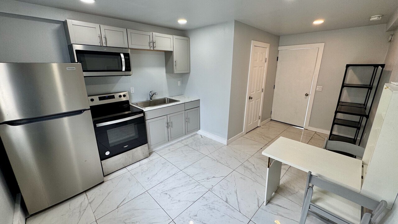 2115 Broadway Avenue J in Galveston, TX - Building Photo