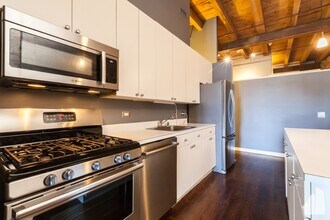 1733 W Irving Park Rd in Chicago, IL - Building Photo - Building Photo