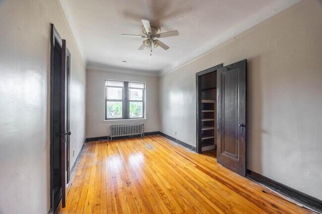property at 948 W Cuyler Ave