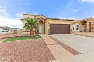 2101 James White Dr in El Paso, TX - Building Photo - Building Photo