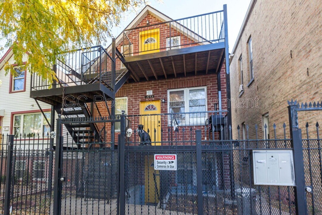 1833 N Drake Ave in Chicago, IL - Building Photo