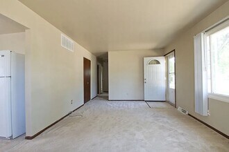 409 24th Ave NW in Minot, ND - Building Photo - Building Photo