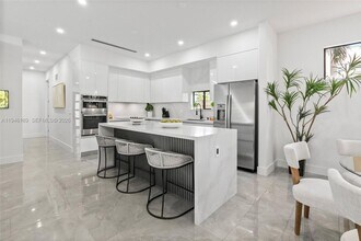 325 SW 16th St in Fort Lauderdale, FL - Foto de edificio - Building Photo