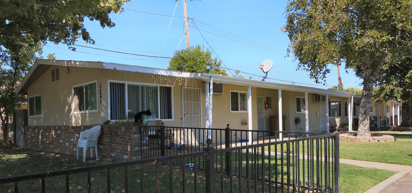 331 W Turner Rd in Lodi, CA - Foto de edificio