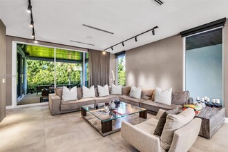 285 W Mashta Dr in Miami, FL - Building Photo - Building Photo