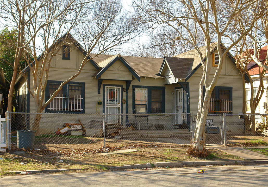 2117 N Elmendorf in San Antonio, TX - Building Photo