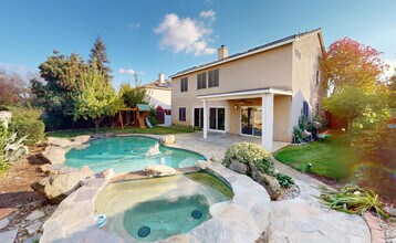 2638 E Skyview Ave in Fresno, CA - Building Photo - Building Photo