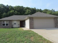 124 Valley Way in St. Robert, MO - Foto de edificio - Building Photo