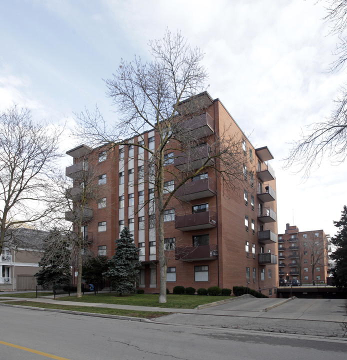 Marine Square East in Oakville, ON - Building Photo