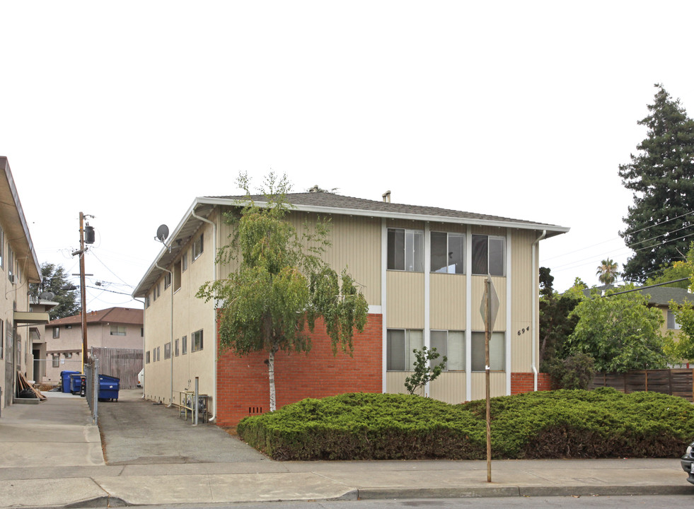 694 Grand Coulee Ave in Sunnyvale, CA - Foto de edificio