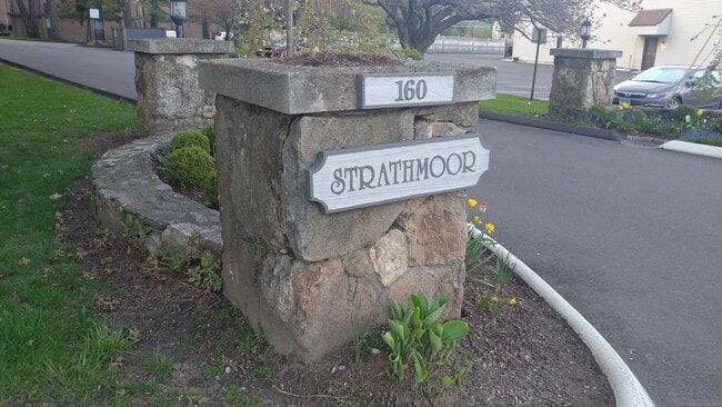 160 Fairfield Woods Rd in Fairfield, CT - Building Photo - Building Photo