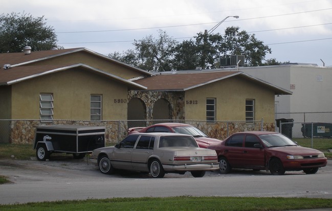 5900-5910 SW 25th Ave in Fort Lauderdale, FL - Foto de edificio - Building Photo