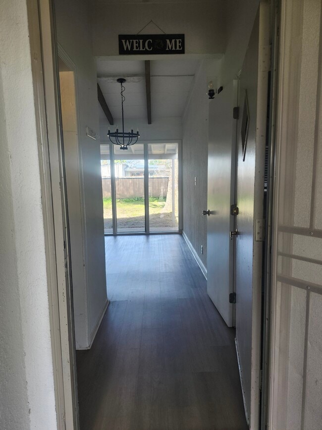 1136 W Dakota Ave in Fresno, CA - Foto de edificio - Building Photo