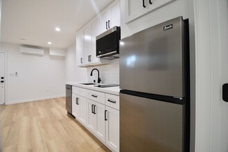 12245 Chandler Blvd in Los Angeles, CA - Building Photo - Building Photo