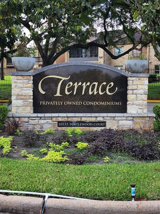 10555 Turtlewood Ct, Unit 1005 Condo