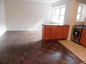 70 Knightsbridge Rd-Unit -1C in Great Neck Plaza, NY - Building Photo - Building Photo