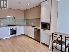 567 Clarke Rd in Coquitlam, BC - Building Photo - Building Photo