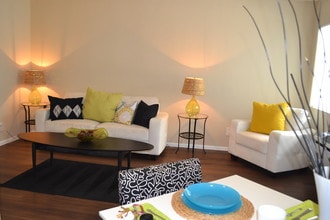 Elivia Apartments in San Diego, CA - Foto de edificio - Building Photo